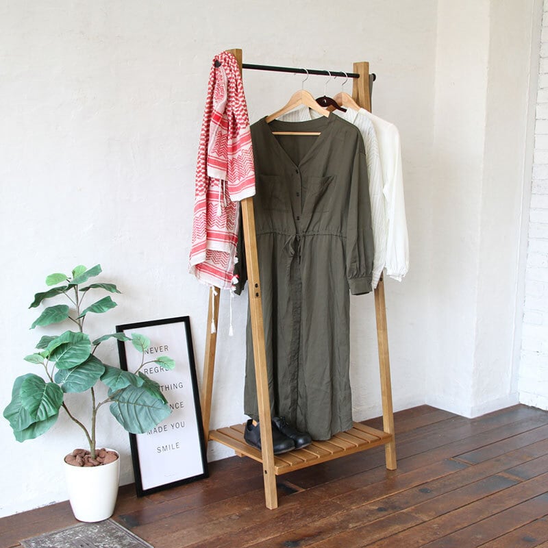 綺麗すぎず粗さを含めて木の素材感を生かしたハンガーラック