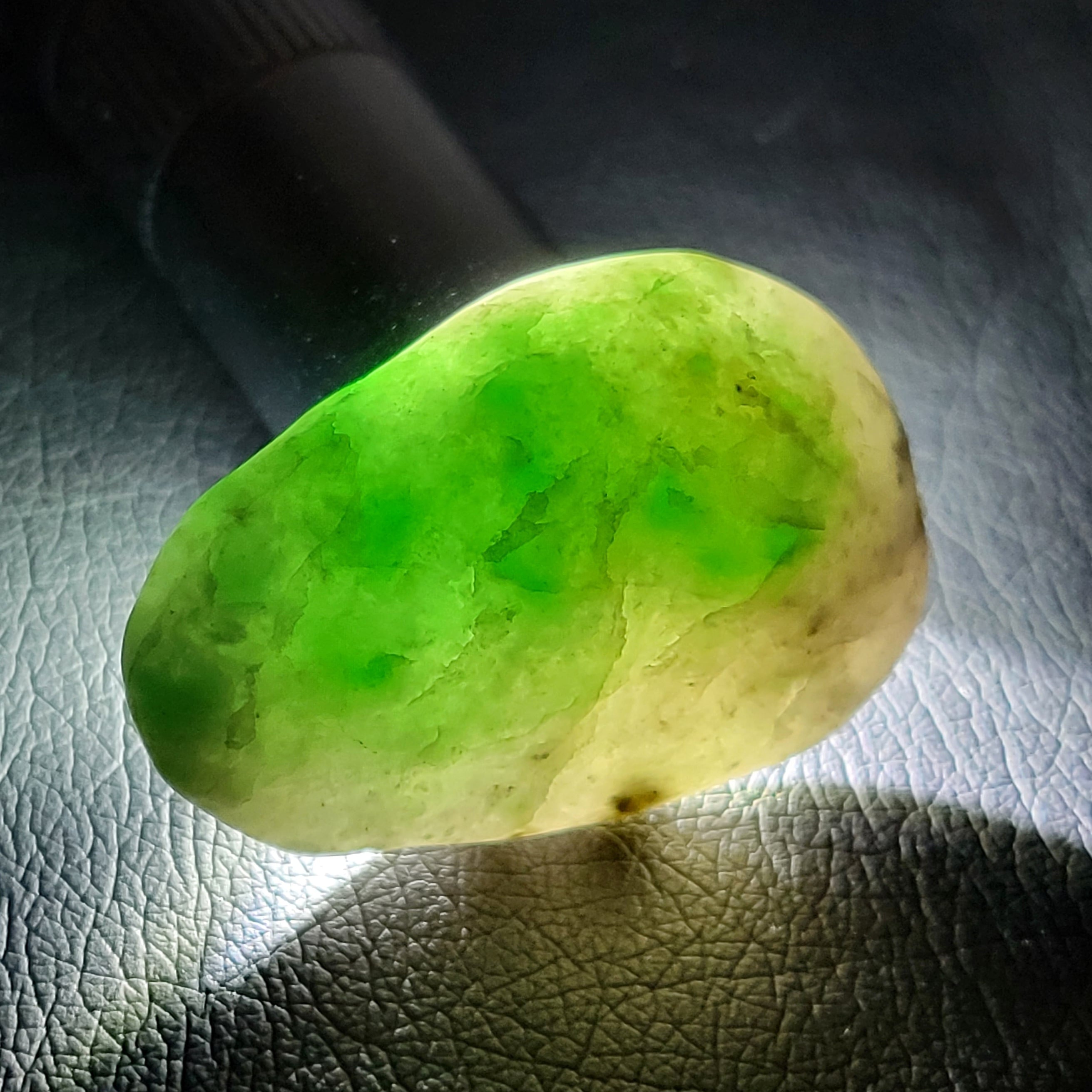 糸魚川翡翠握り石【国石】・磨き石 BGM-N0019 | 糸魚川翡翠工芸家 赤羽