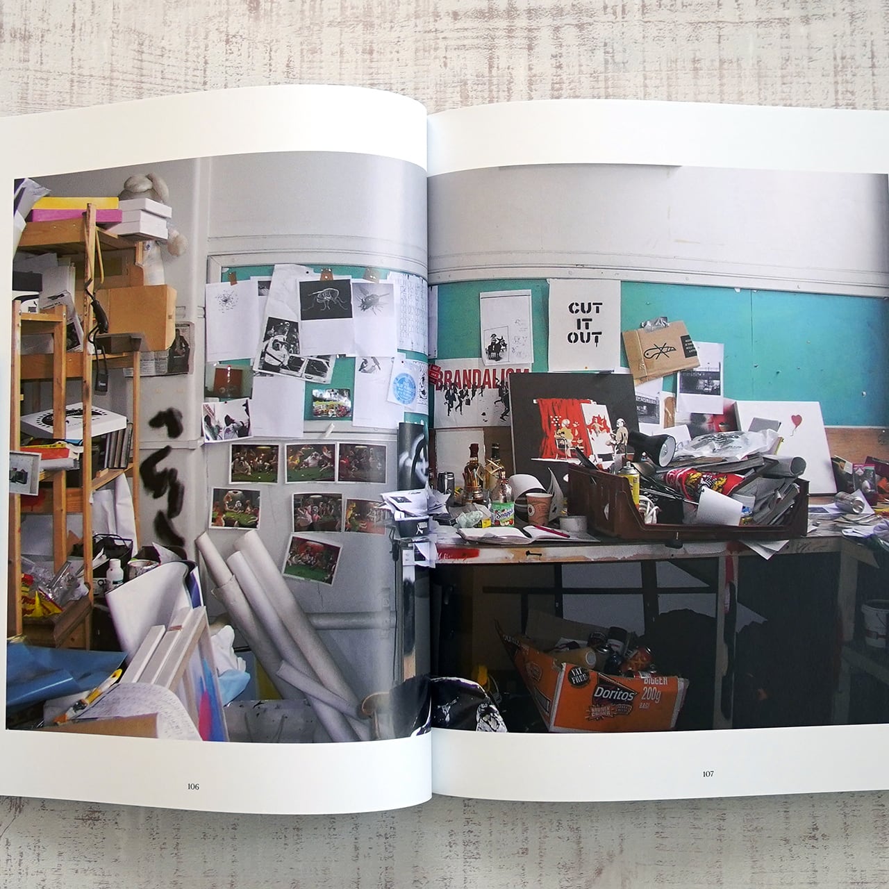 BANKSY CAPTURED by STEVE LAZARIDES 限定ケース付 | タイムカプセル