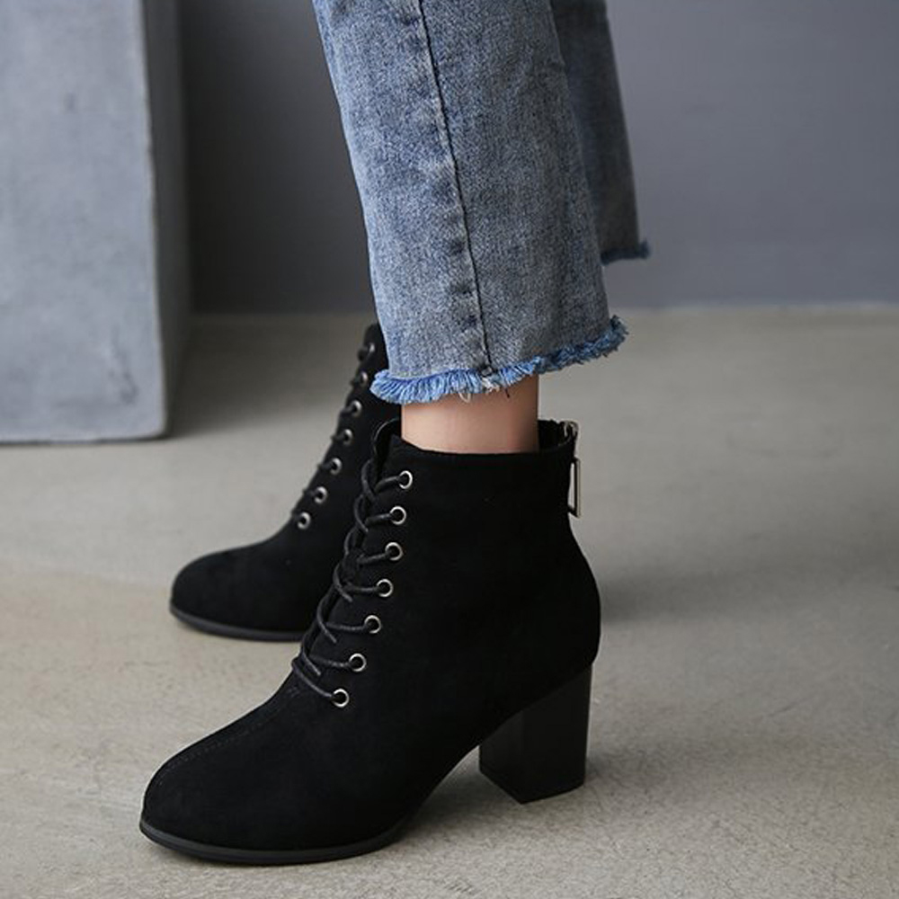 様々なコーデにフィットする万能アイテム☆レースアップブーティー