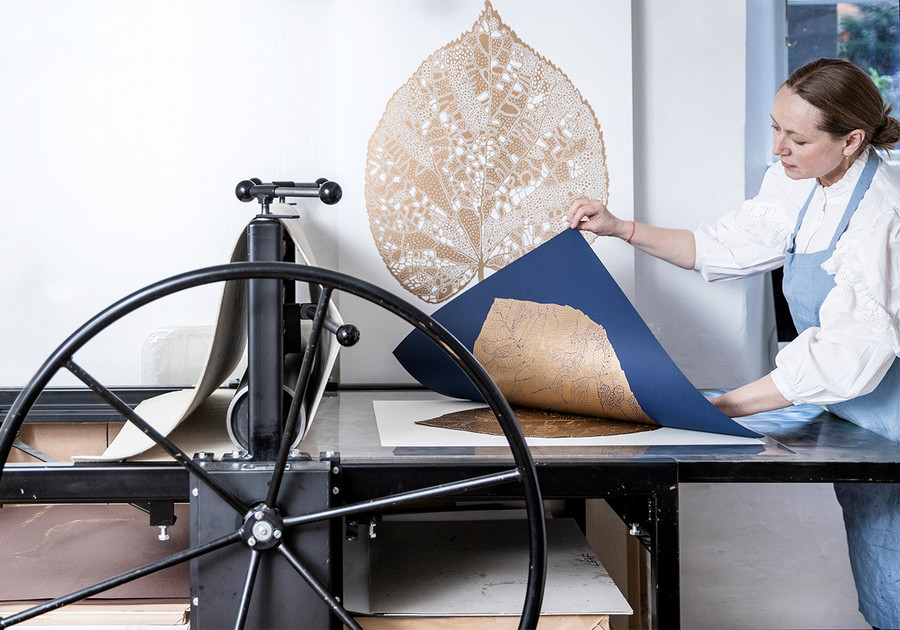 Monika Petersen Lino Print ポスター Poppy 1 Gold フレームセット