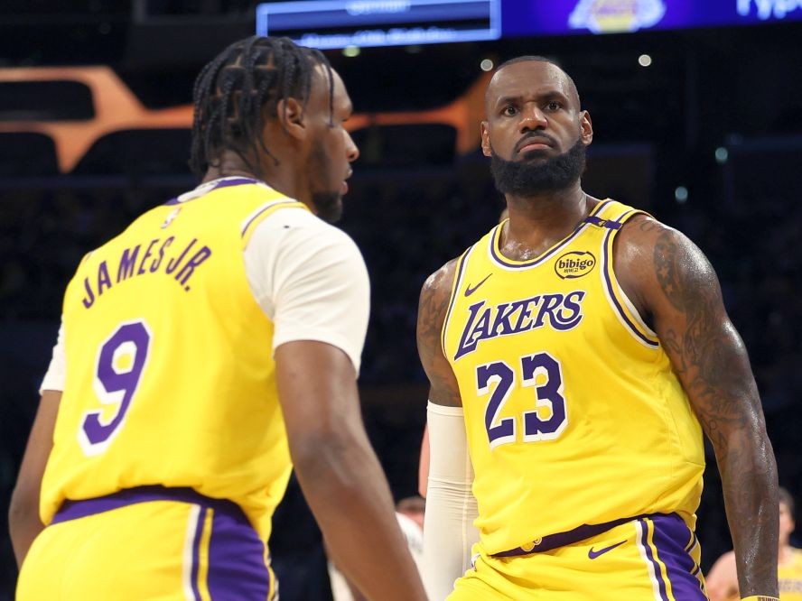 NBA】レブロン・ジェームズは契約2年目を破棄せずレイカーズ残留を決断