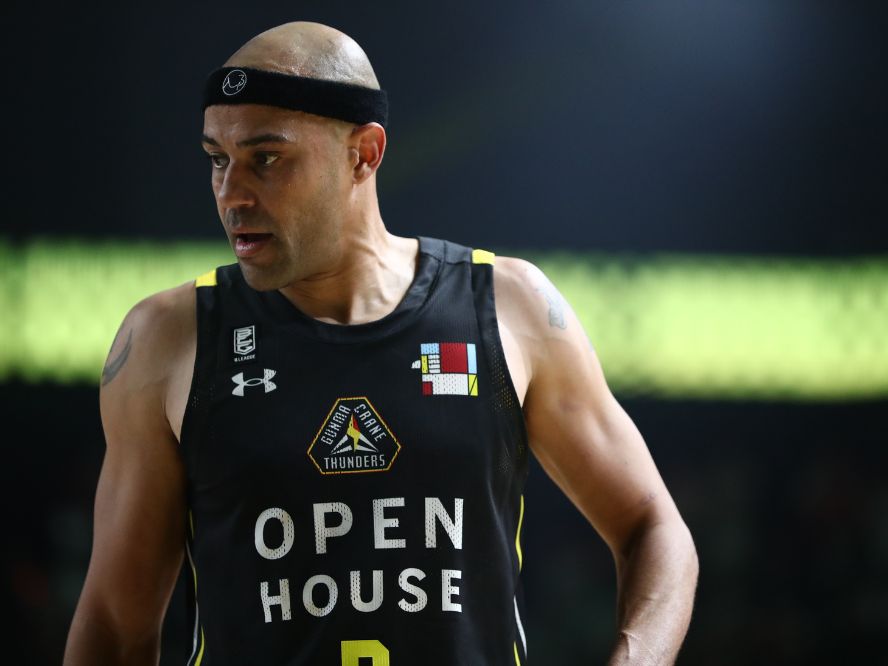 群馬クレインサンダーズの帰化選手、マイケル・パーカーが右大腿二頭