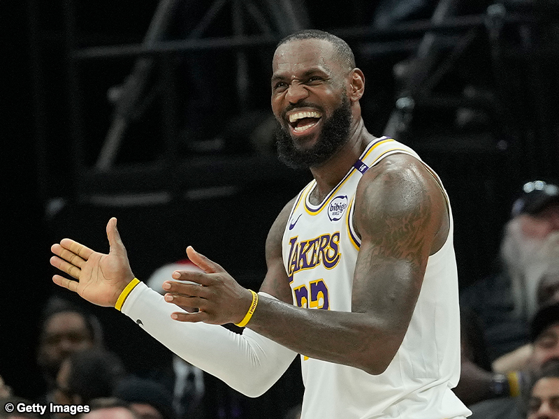 レブロン・ジェームズが“バービー人形”に…男性アスリート史上初の