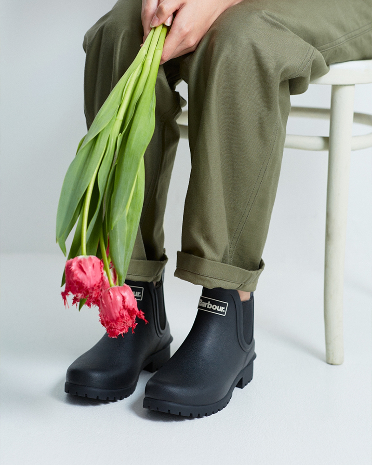 愛と感謝の気持ちを、花束とバブアーのレインシューズに込めて