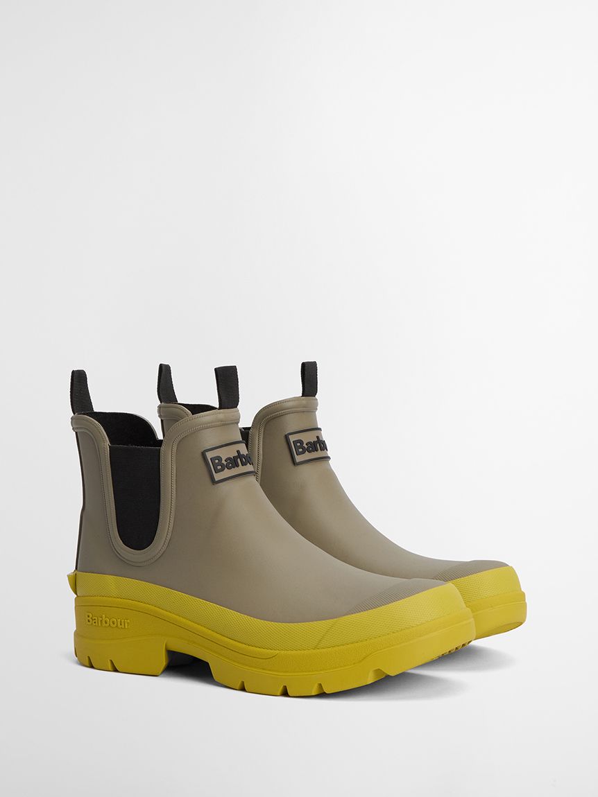 相棒は〈バブアー〉のレインブーツ。晴れやかな気持ちで過ごす雨の日