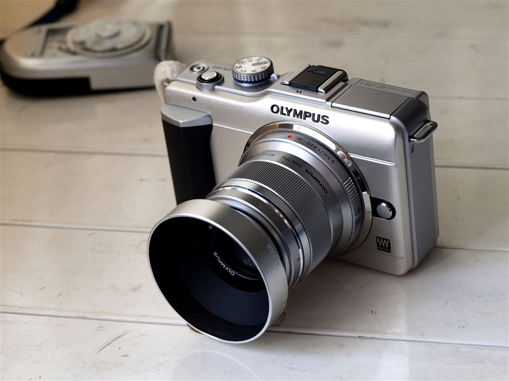 価格.com - 『フードをつけました』オリンパス M.ZUIKO DIGITAL 45mm