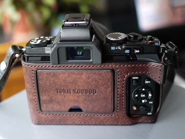 OM-D EM-5 グリップ付き本革ケース』 オリンパス OLYMPUS OM-D E-M5