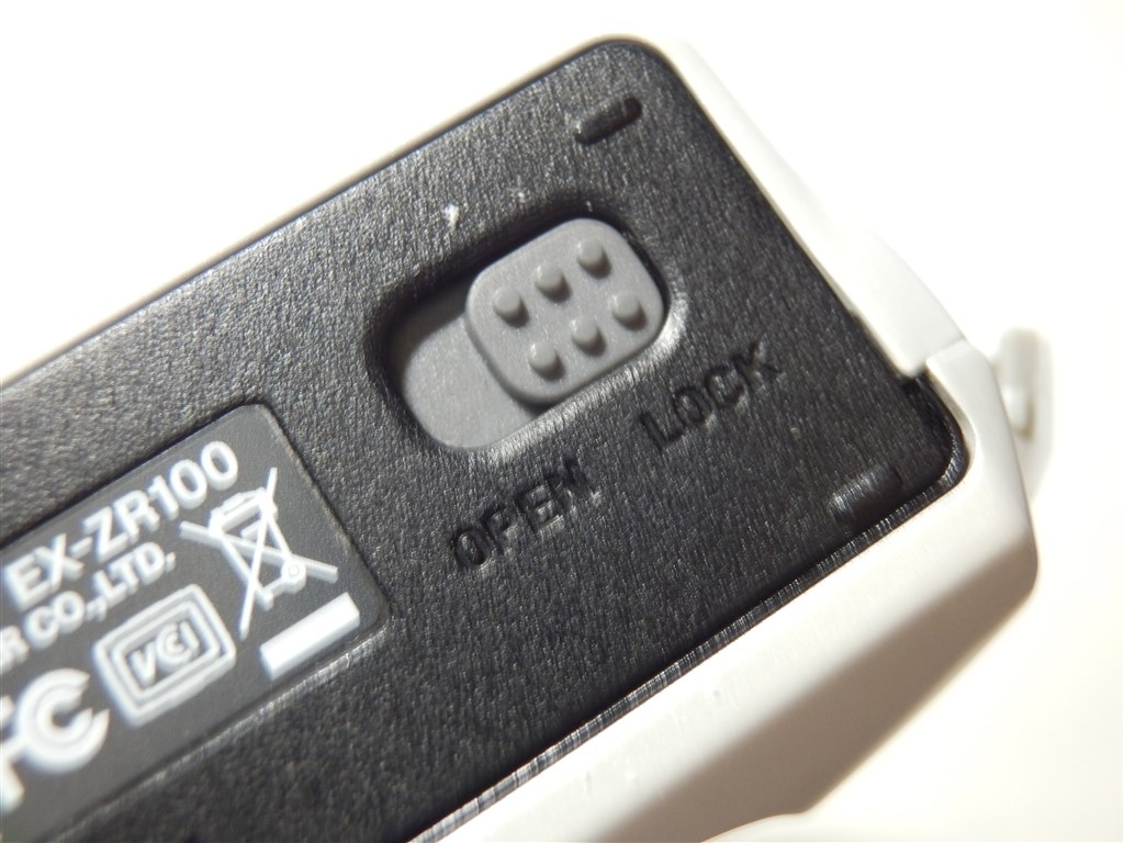 デジカメから電池・カードが取り出せなくなってしまいました