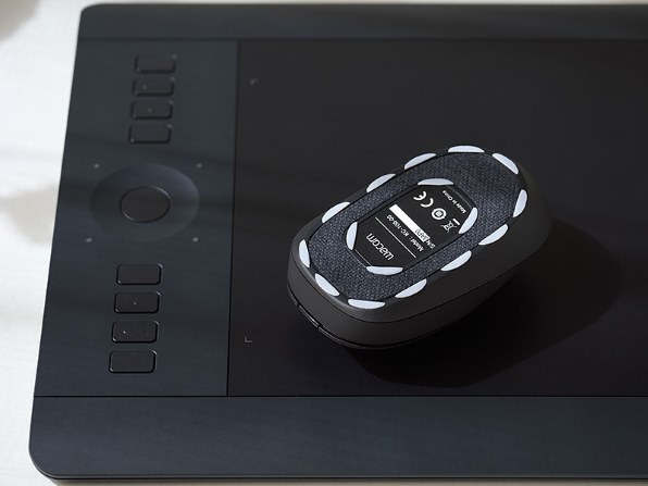 ワコム Intuos Pro medium PTH-651/K1 [ブラック] 価格比較 - 価格.com