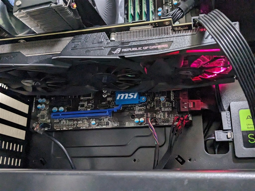 LEDが端のみしか光りません、なぜでしょうか…』 ASUS ROG STRIX