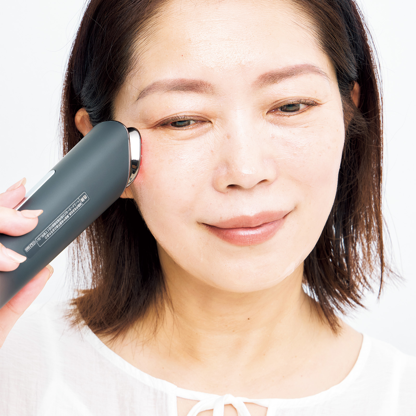 54歳の読者が試してみた！「話題の美顔器」で顔はどこまで変わるのか