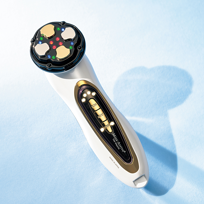 美魔女と美容誌ライターが愛用する【これひとつでOKの最新美顔器4選