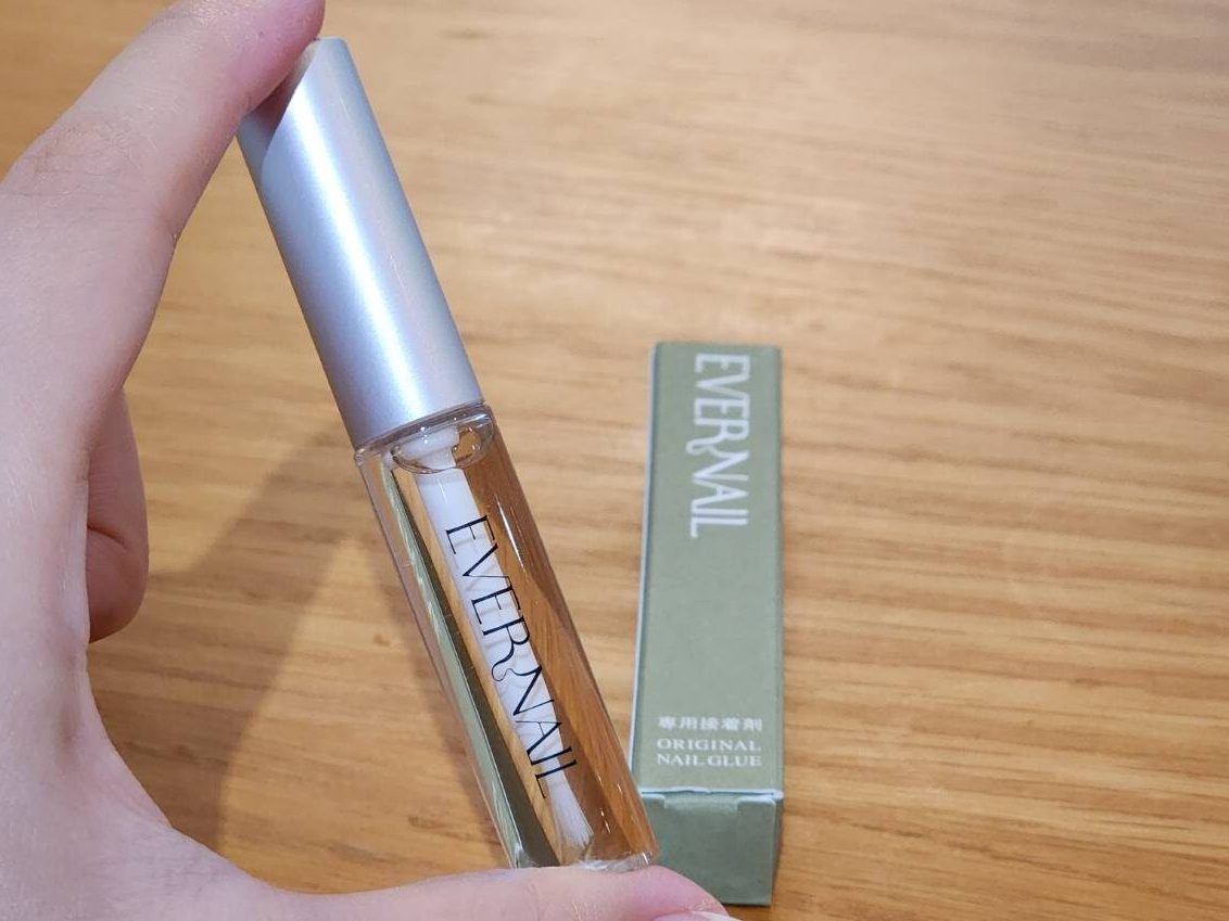 EVERNAIL接着剤で市販ジェルネイルチップを装着したレポート - Beauty