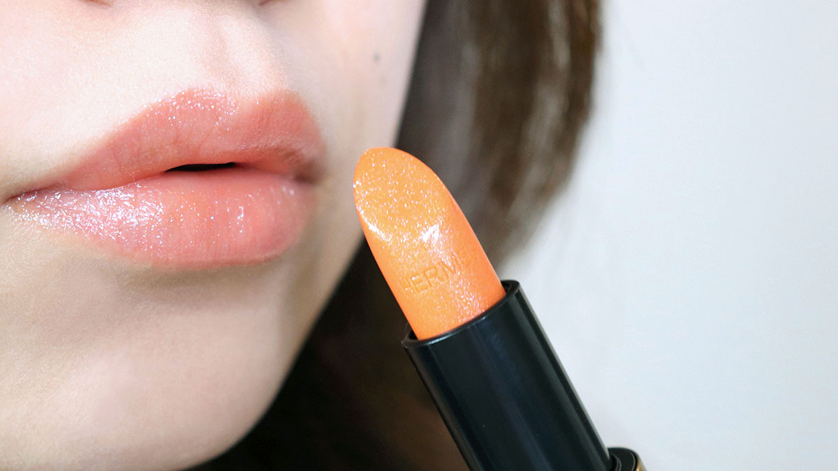 ポピーリップシャインでナチュラル美血色唇仕上げ。ラメの輝き・軽い