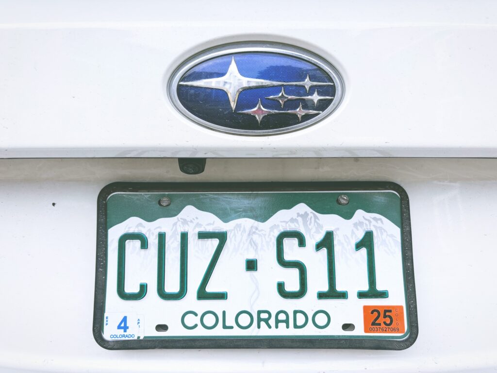 コロラド州の自動車ナンバープレートのデザインをレポートする