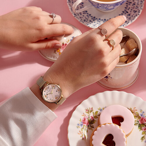 オリビア・バートン」より、イギリスの伝統的なティーポットから誕生