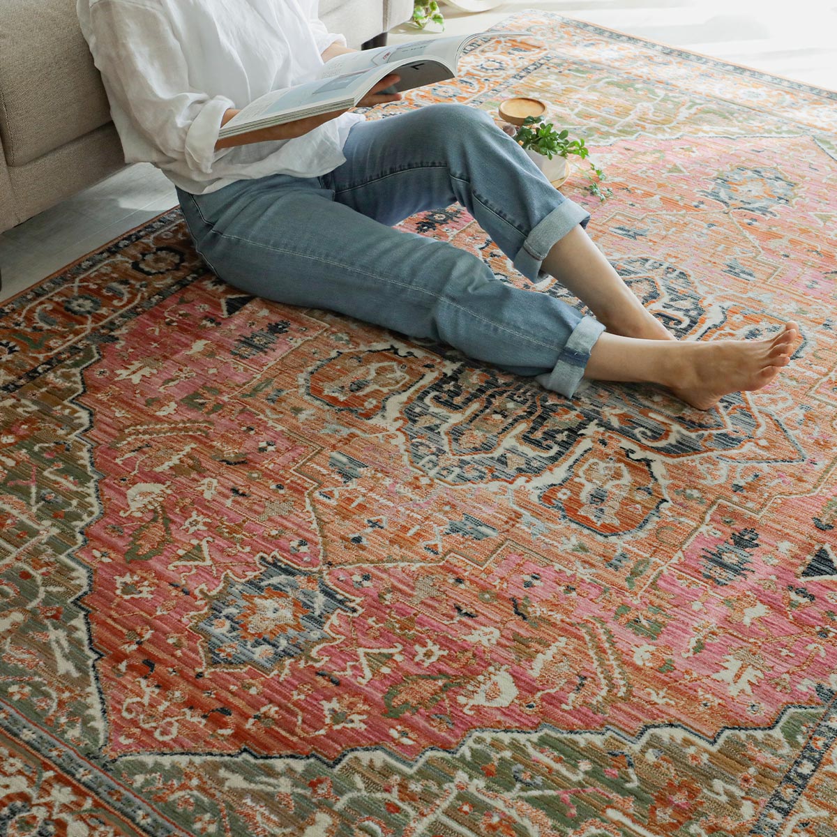 かすれたビンテージ調カラーが空間を引き締める。トルコ製ウィルトン織