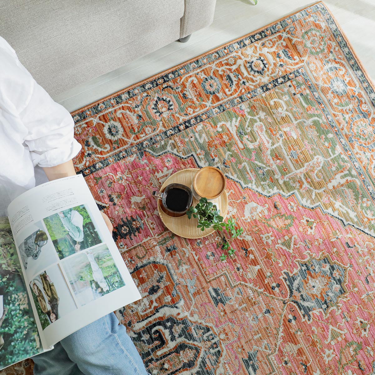 かすれたビンテージ調カラーが空間を引き締める。トルコ製ウィルトン織