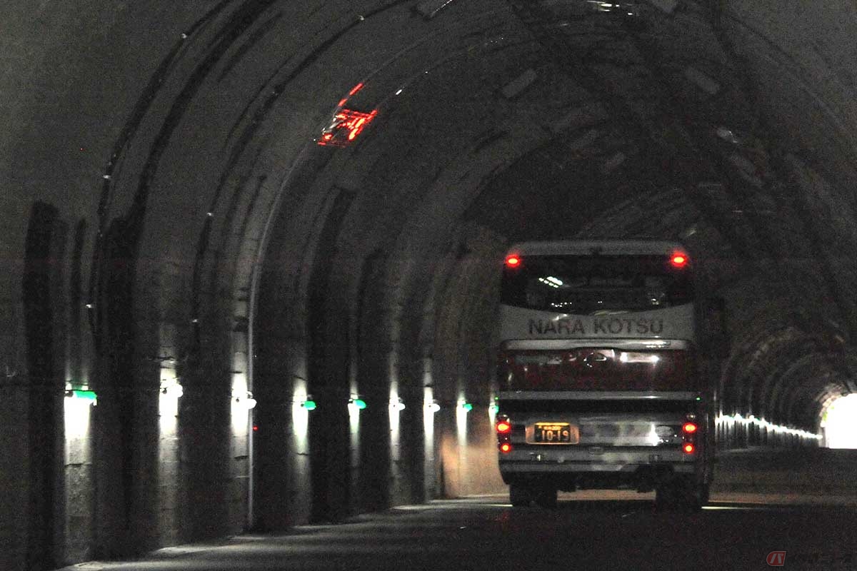 奈良県「助人トンネル」ケーブル垂れ下がりバイク転倒死亡事故