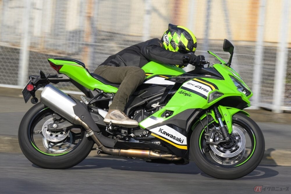 ヨンヒャク4発独占中のカワサキZX-4RRは大型キラーの万能バイクだ