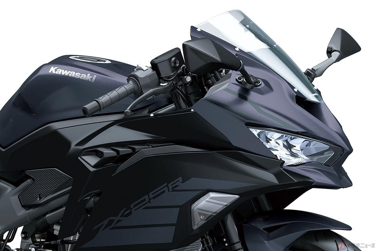 唯一無二、爽快感バツグンの4気筒250ccエンジン搭載!! 異なる2色の