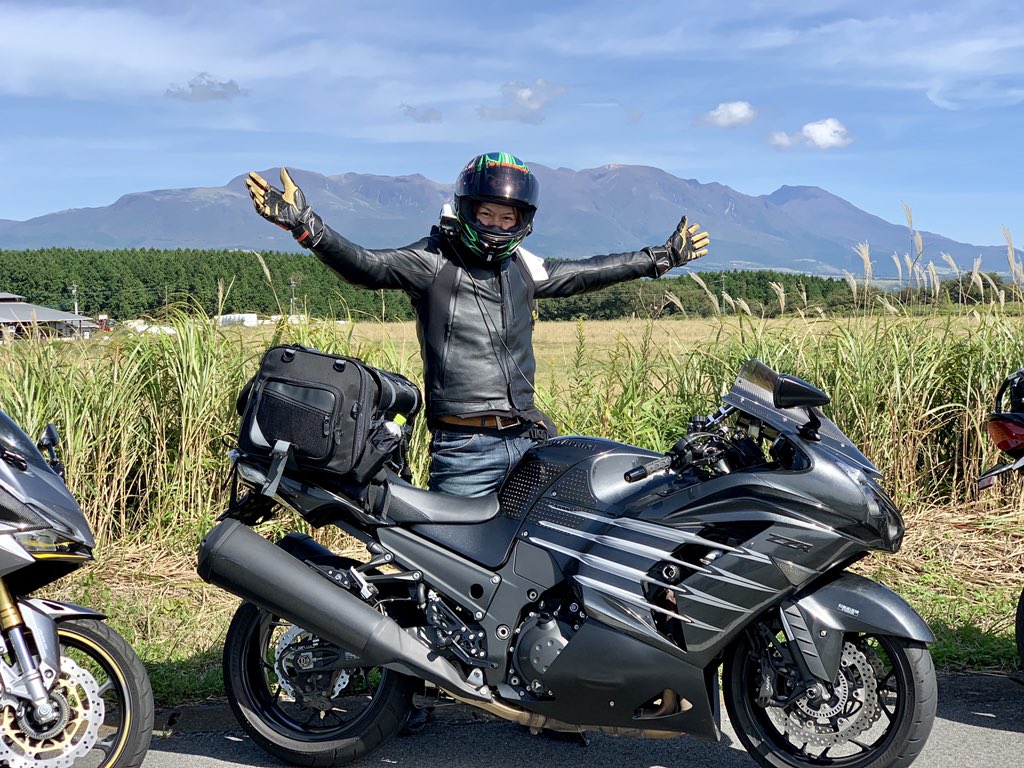 カジュアルに着こなせるフード付きのクシタニの革ジャン