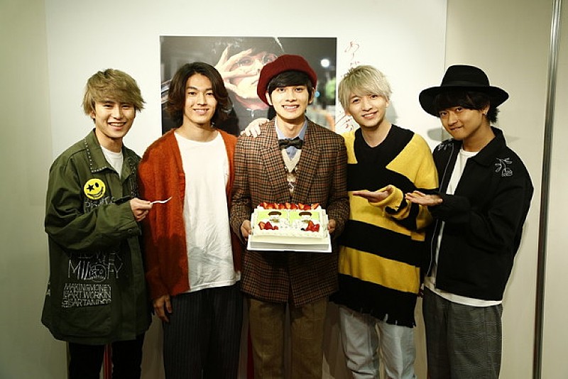 DISH//北村匠海の初個展にメンバーサプライズ登場！「駆けつけないわけ