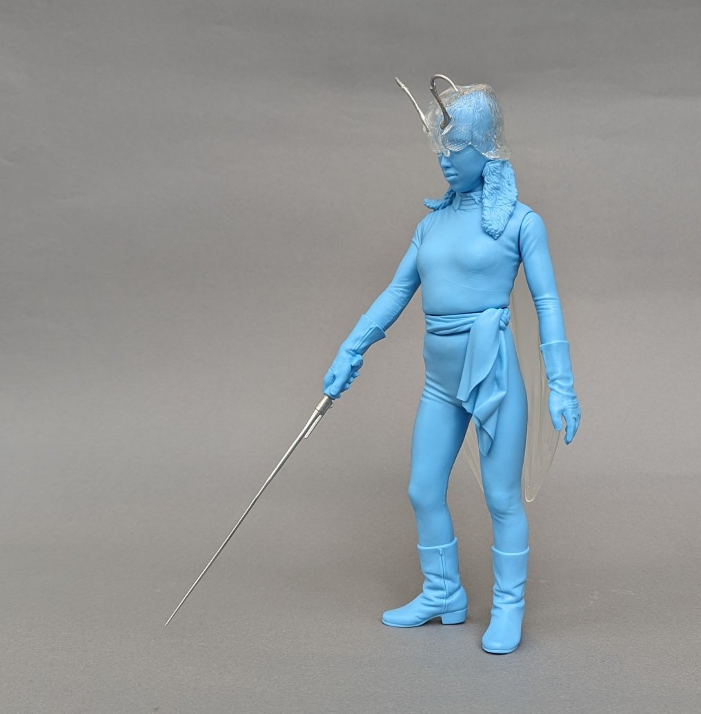 リアルモデルキットシリーズのソフトビニール製組立キット蜂女(薄浅葱