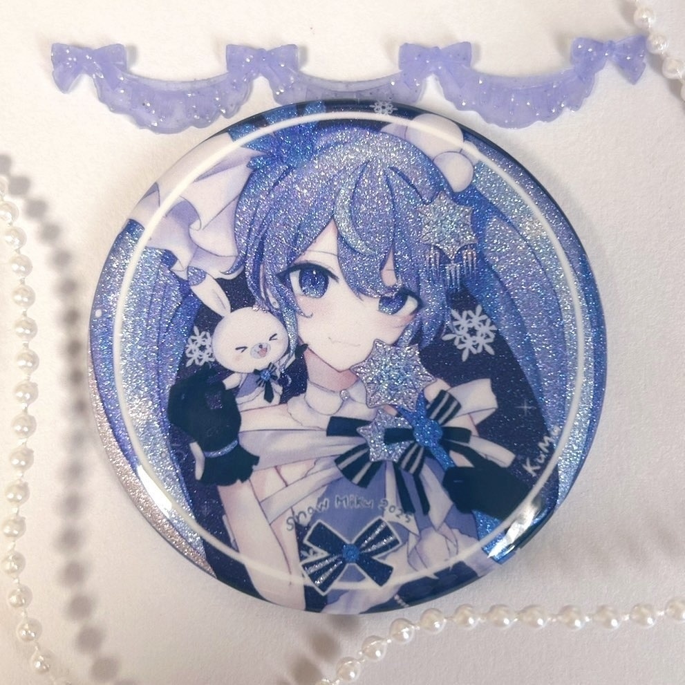 販売終了】雪ミク2025のグリッター缶バッジ - KuMu - BOOTH