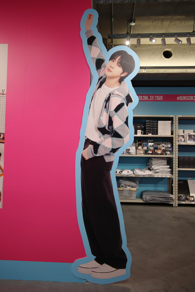BTS JINのポップアップストアをレポート！ 等身大パネル、実寸“JIN