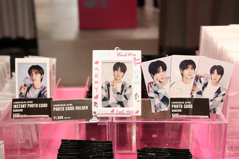 BTS JINのポップアップストアをレポート！ 等身大パネル、実寸“JIN