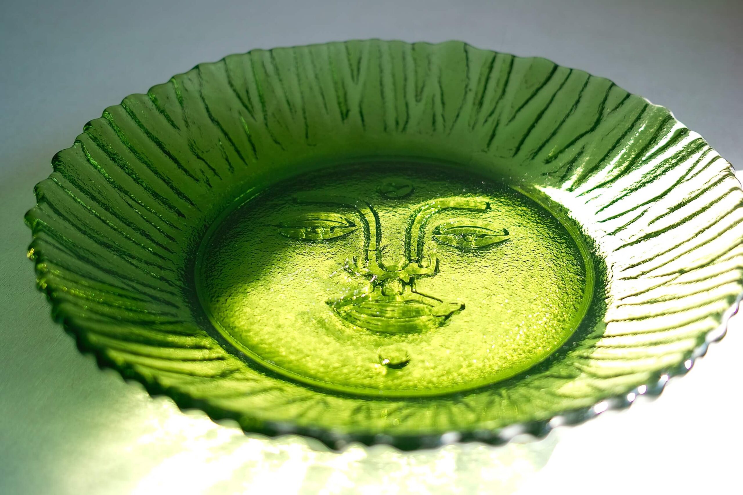 No.7592「ササキガラスの飾り皿：顔 / グリーン」（直径30㎝）SOLD