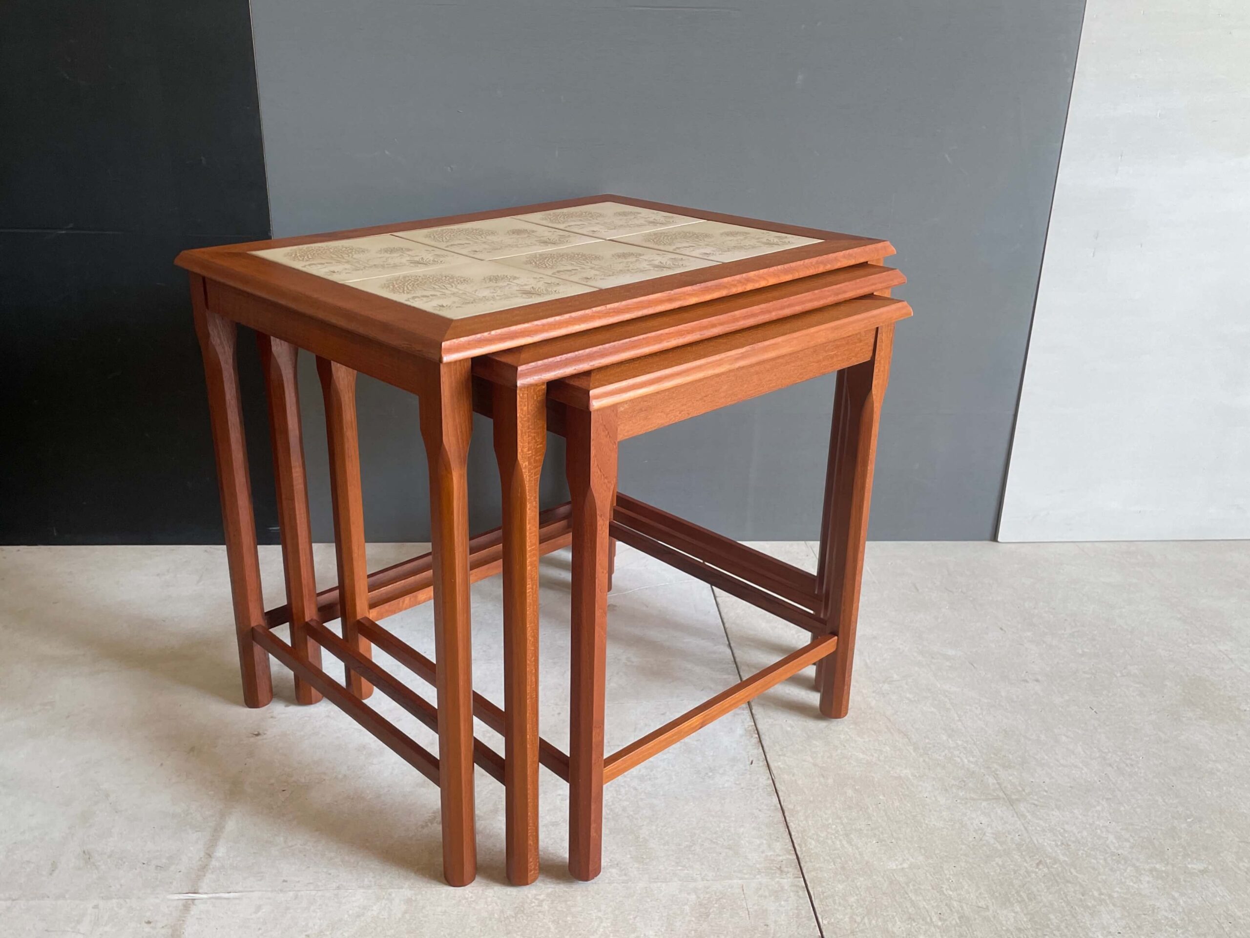 No.10606「デンマーク TOFTEN ネストテーブル：チーク×タイル」55×47.5