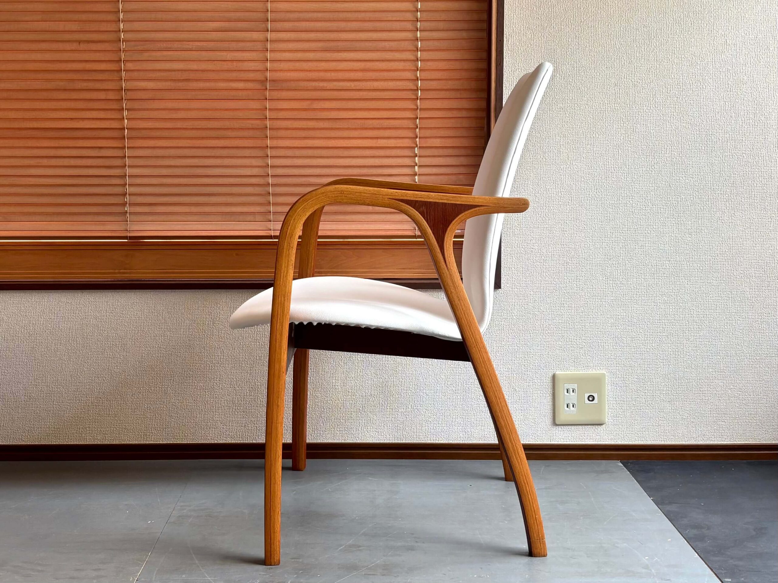 No.8487B「天童木工〈アントラー〉チークアームチェア： 坂倉準三建築