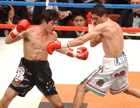 オスカー・ラリオスvs仲里繁 第１戦　2003年間最高試合　ボクシングポスター 名勝負プレイバック オスカー・ラリオスvs.仲里繁 <br/>2003.4.26