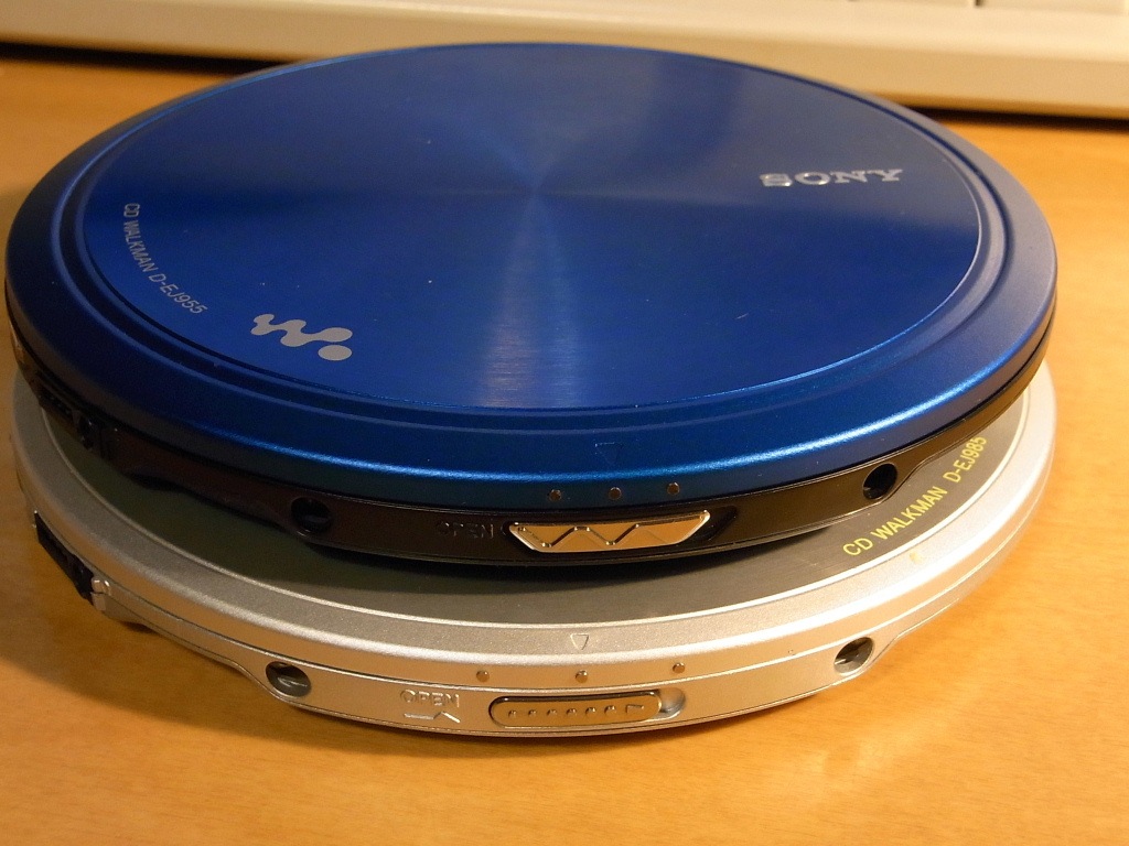 卓上オーディオ (Tabletop Audio): ポータブルCDプレイヤー(SONY D-EJ985)
