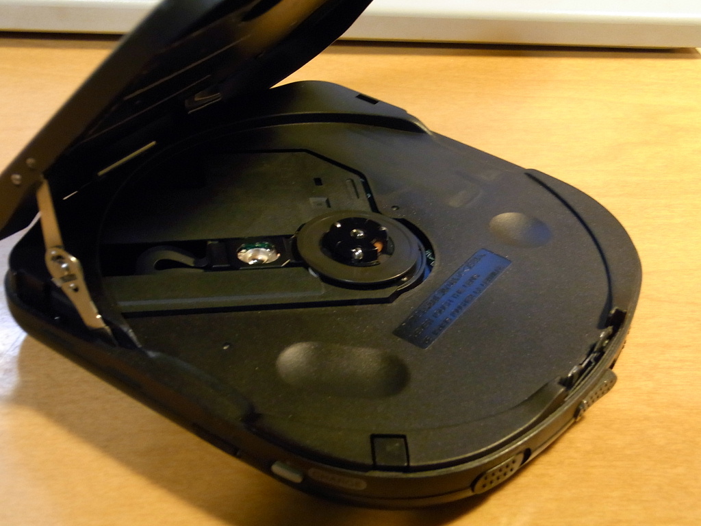 卓上オーディオ (Tabletop Audio): ポータブルCDプレイヤー(SONY D-335)