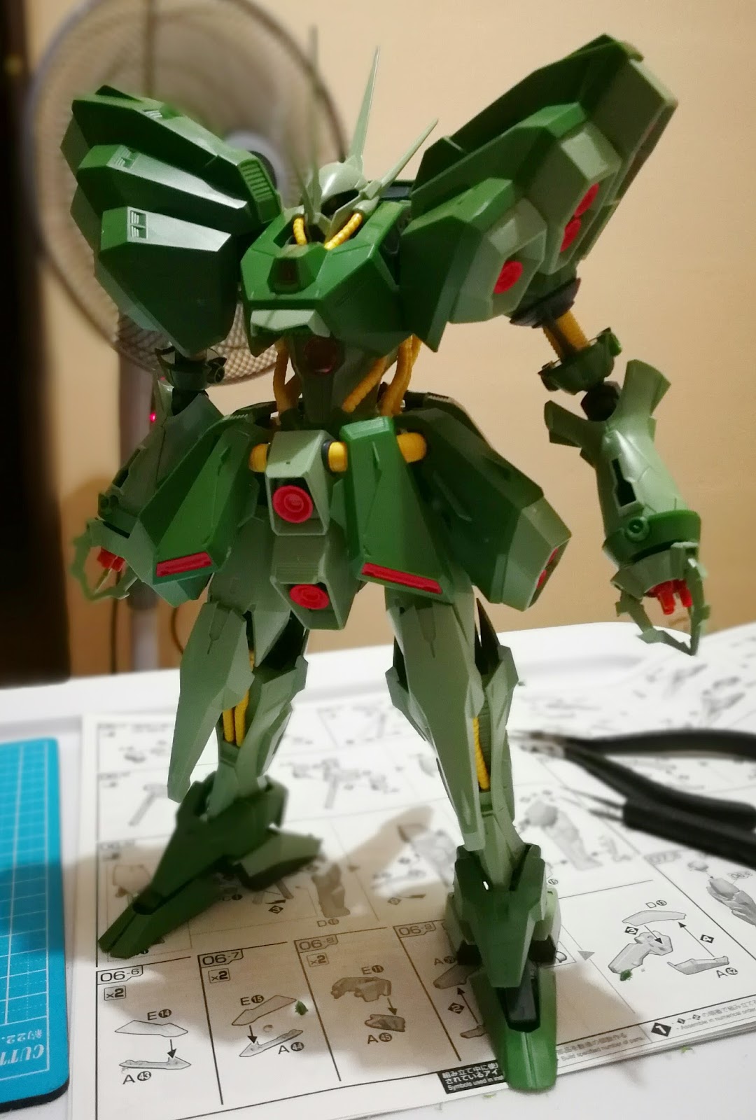 Gunplanerd: [Kit Insight] Bandai RE100 1/100 AMX-103 Hamma-Hamma