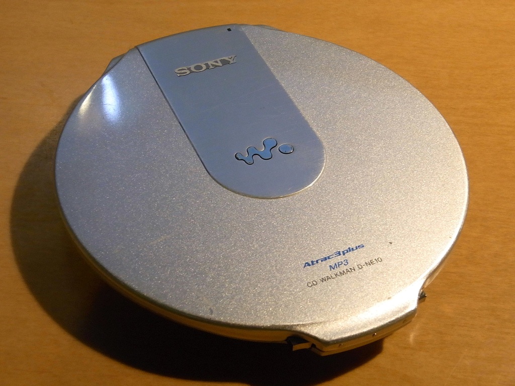 卓上オーディオ (Tabletop Audio): ポータブルCDプレイヤー(SONY D-NE10)