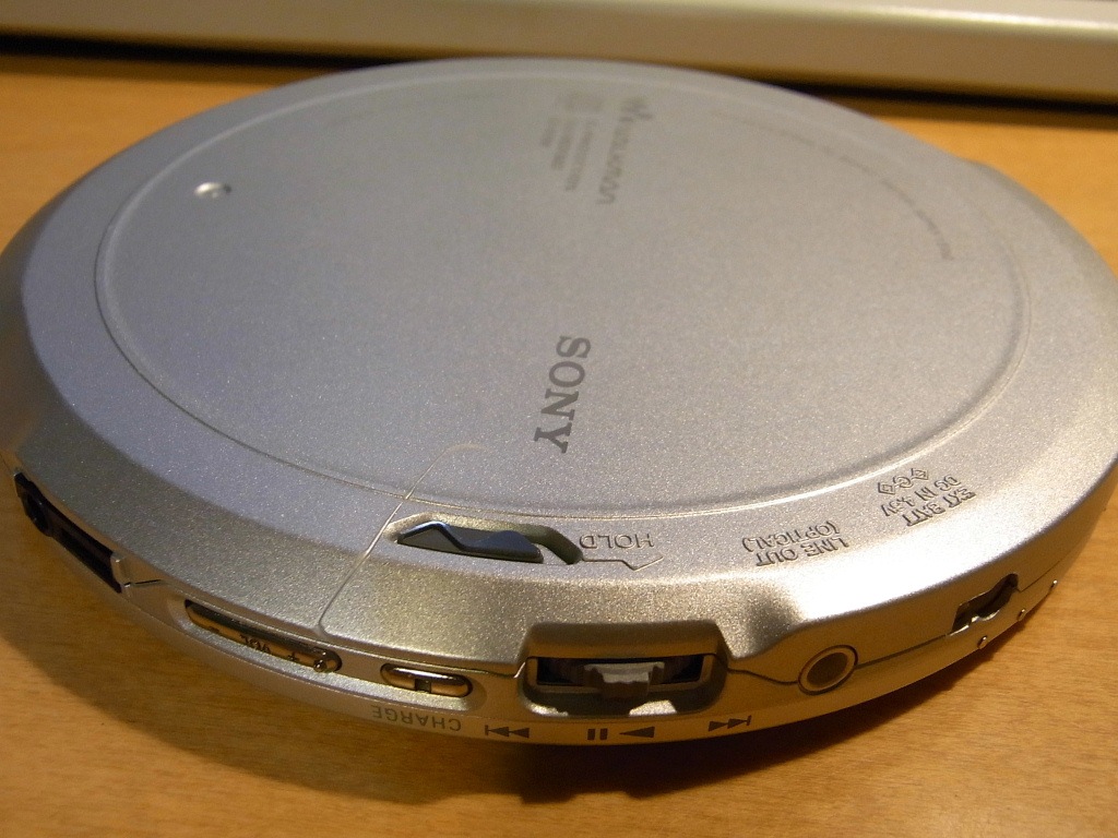 卓上オーディオ (Tabletop Audio): ポータブルCDプレイヤー(SONY D-EJ985)