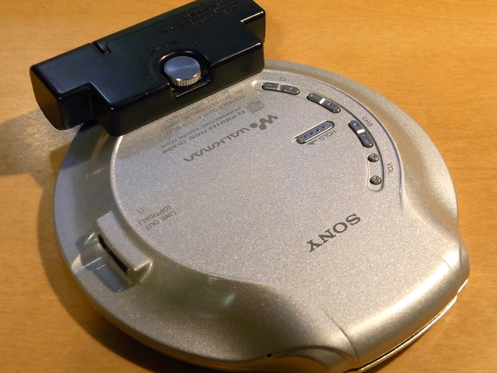 卓上オーディオ (Tabletop Audio): ポータブルCDプレイヤー(SONY D-NE10)