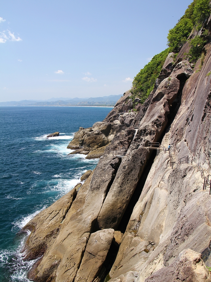 紀伊半島 鬼ヶ城と鯉のぼりが泳ぐ七里御浜・獅子岩／大自然に触れ