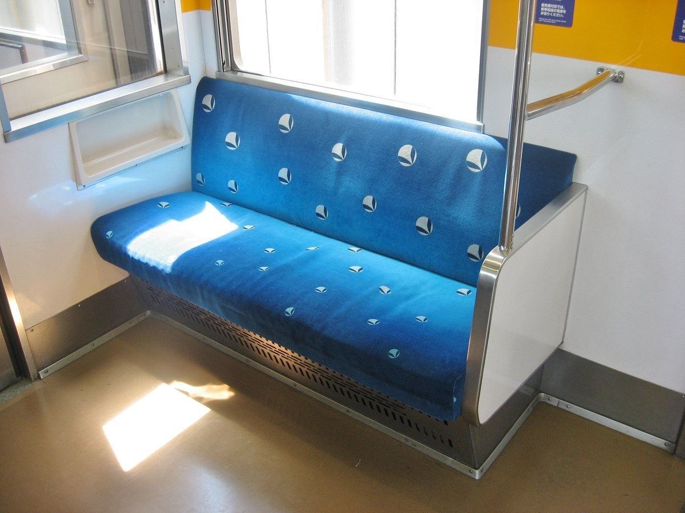 東急】座席モケットにシルバーシートマークが沢山！ - タタールのくに