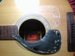 2019/07/12 ピックガードを剥がしました。既に一度再接着してあるよう