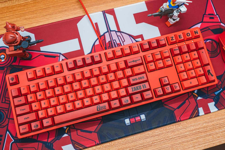 ikbc 『ZAKU II VER1.1C』 画像など ～”赤い彗星”カラーになったシャア