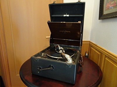 コロムビア ポータブル蓄音機 グラフォノーラ No.164 1920年代 | 浪漫紀行