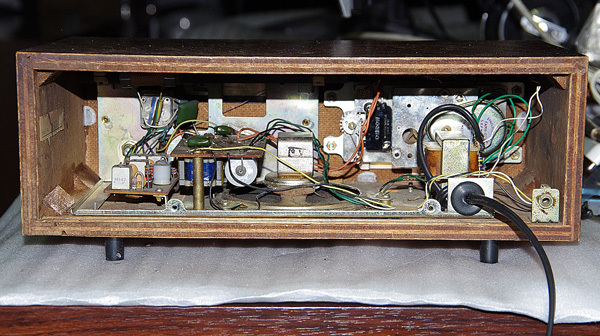 ◇半世紀前のレトロなSONYソリッドステートクロックラジオ「8RC-49」の