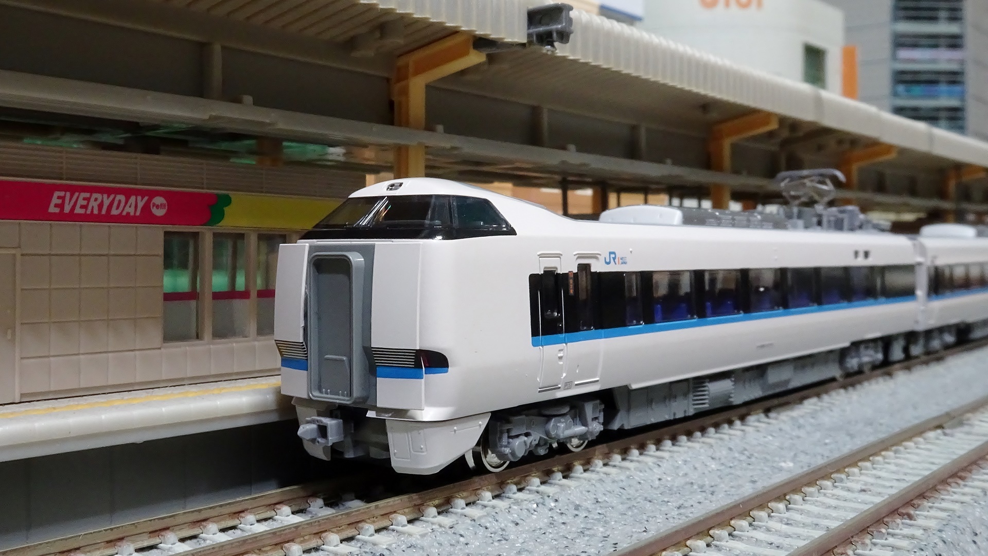 新車入線】683系4000番台「サンダーバード」(リニューアル車) - ビスタ