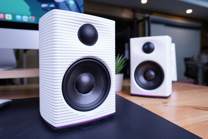 FiiO、日本発売が決まったHi-Fiデスクトップスピーカーのホワイト